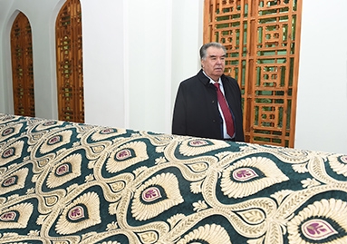 Президенти мамлакат Эмомалӣ Раҳмон оромгоҳи ҳазрати Султон Увайси Қараниро зиёрат намуданд