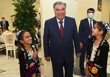 Пешвои миллат Эмомалӣ Раҳмон чойхонаи “Чилчанор”-ро дар Ховалинг ба истифода доданд