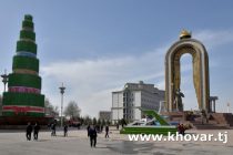 РАМЗИ БАҲОРУ НАВРӮЗ. Дар Душанбе табақи сабзаи суманак бо баландии 30 метр ва паҳноии 16 метр қомат афрохт
