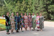 «ТОҶИКОНА МЕПӮШЕМ!». Занону духтарони  мақомоти гумруки Тоҷикистон дар иқдоми либоси миллӣ иштирок намуданд