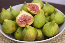 МАСЛИҲАТИ МУТАХАССИС. Истеъмоли анҷир хавфи касалии дилро кам карда, дарди санги гурдаро рафъ менамояд