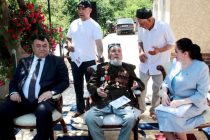 Туҳфаи  Президенти Тоҷикистон ба ду иштирокчии Ҷанги дуюми ҷаҳонӣ дар Ҳисор расонида шуд