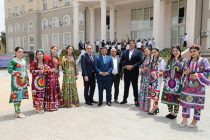 Донишҷӯдухтарони Донишгоҳи давлатии Кӯлоб ба меҳмонони хориҷӣ либосҳои миллиро намоиш доданд