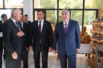 Сарвари давлат Эмомалӣ Раҳмон дар ноҳияи Рӯшон Корхонаи маҳсулоти ширӣ ва нонии ҶДММ «Ганҷи Рӯшон»-ро мавриди истифода қарор доданд