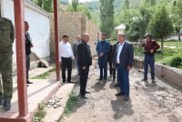 Сулаймон Зиёзода  бо ҷараёни сохтмони синфхонаҳои иловагӣ дар ноҳияи Рашт шинос гардид