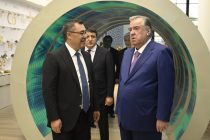 Сарони давлатҳо Эмомалӣ Раҳмон ва Садир Жапаров аз Намоишгоҳи молу маҳсулоти Тоҷикистону Қирғизистон дар маркази «ЭСКПО»-и шаҳри Душанбе  боздид намуданд