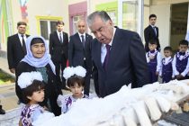 Пешвои миллат Эмомалӣ Раҳмон дар деҳаи Басмандаи ноҳияи Деваштич муассисаи таҳсилоти томактабии №6-ро ба истифода доданд