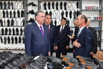 Пешвои миллат Эмомалӣ Раҳмон дар ноҳияи Деваштич Коргоҳи пойафзол ва маводи шустушӯии «Раҳматулло»-ро ифтитоҳ намуданд