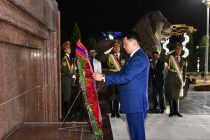 Президенти Муғулистон Ухнаагийн Хурэлсух дар пояи муҷассамаи Исмоили Сомонӣ гулчанбар гузошт