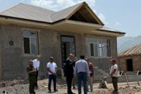 Гурӯҳи корӣ  бо рафти корҳои сохтмонии манзилҳои аз офати табиӣ зарардидаи ноҳияҳои Рашт ва Тоҷикобод шинос гардид