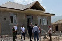 Гурӯҳи корӣ  бо рафти корҳои сохтмонии манзилҳои аз офати табиӣ зарардидаи ноҳияҳои Рашт ва Тоҷикобод шинос гардид