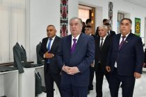 Сарвари давлат Эмомалӣ Раҳмон дар ноҳияи Деваштич Коргоҳи дӯзандагӣ ва қолинбофии “Ёсуман”-ро  ифтитоҳ намуданд