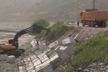 Дар дарёи Ёхсу корҳои соҳилмустаҳкамкунӣ ҷараён доранд