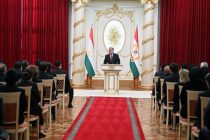 Пешвои миллат Эмомалӣ Раҳмон ба кормандони касбу кори гуногун мукофотҳои олии давлатӣ ва ҷоизаву унвонҳои фахрӣ супориданд