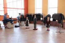 Дар коргоҳи дӯзандагии «Шарофат»-и Ҳисор 35 ҳазор либоси мактабӣ  истеҳсол карда шудааст