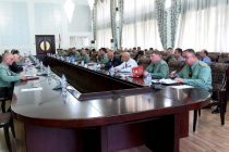Дар Вазорати мудофиаи Тоҷикистон тарҳрезии либоси хизматчиёни ҳарбӣ дар шакли ягонаи миллӣ баррасӣ гардид