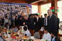 Дар ноҳияи Рӯдакӣ ба 60 хонандаи ятиму камбизоат либоси мактабӣ тақдим гардид