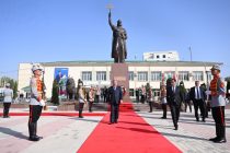 Президенти Ҷумҳурии Тоҷикистон Эмомалӣ Раҳмон дар маркази ноҳияи Файзобод майдони Парчами давлатиро ифтитоҳ намуданд