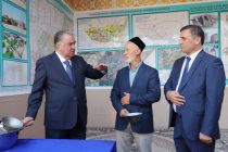 Сарвари давлат Эмомалӣ Раҳмон дар ноҳияи Файзобод бо лоиҳаи банақшагирии ҷамоати шаҳраки Вашгирд шинос шуданд