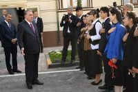 Пешвои миллат Эмомалӣ Раҳмон дар деҳаи Пушинги ноҳияи Данғара 3 бинои дуошёнаи истиқоматӣ барои омӯзгоронро ба истифода доданд