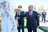 Сарвари давлат Эмомалӣ Раҳмон дар деҳаи Пушинги ноҳияи Данғара мавзеи нави саноатиро бо 3 коргоҳи истеҳсолӣ ифтитоҳ намуданд