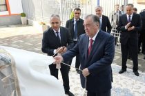 Пешвои миллат Эмомалӣ Раҳмон дар ноҳияи Восеъ корхонаи дӯзандагӣ ва маркази хизматрасонии «Дурдона»-ро ифтитоҳ намуданд