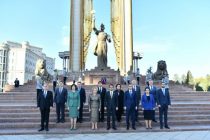 Ҳайати сарони кишварҳои аъзои Ассамблеяи байнипарламентии ИДМ дар пояи муҷассамаи Исмоили Сомонӣ гулчанбар гузоштанд