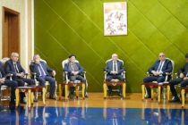 Довталабони даври ниҳоии Озмуни ҷумҳуриявии «Фурӯғи субҳи доноӣ китоб аст»  бо адибон вохӯрӣ намуданд