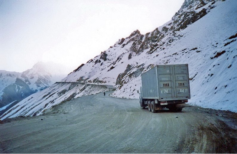 Вазорати нақлиёти Тоҷикистон: «Новобаста аз боридани барф дар минтақаҳои кӯҳӣ ва ағбаҳо роҳҳои мошингарди ҷумҳурӣ кушода аст»
