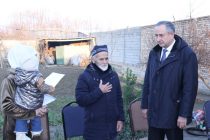 Президенти Тоҷикистон ба хонаводаи афсари ҷонфидои миллат  хонаи истиқоматӣ тақдим намуданд