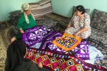 ҲУНАР МЕОМӮЗЕМ! Давлатбӣ Давлатова дар эҳёи порадӯзии миллӣ саҳми назаррас мегузорад