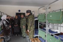 МАКТАБИ МАРДОНАГӢ. Волидайни сарбозон  ба қисмҳои ҳарбӣ ба дидори фарзандонашон рафтанд