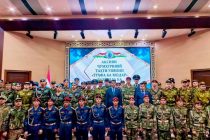 «ТУҲФА БА МОДАР». Сарбозон бо дастовез ба назди модарон мераванд