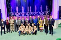 Намоишномаи ҳунармандони Театри вилоятии мусиқӣ-мазҳакавии ба номи Ато Муҳаммадҷонови шаҳри Бохтар дар Узбекистон пешниҳод мегардад