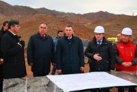 Сарвазири мамлакат Қоҳир Расулзода бо раванди сохтмони корхонаи ғанигардонии маъдани оҳани ҶСП «Комбинати металлургии тоҷик» шинос шуд