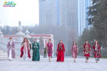 ЛИБОСИ МИЛЛӢ — ОИНАИ ФАРҲАНГ ВА ҲУВИЯТИ МИЛЛАТ. Дар Душанбе либосҳои тоҷикиро  тарғиб менамоянд