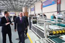 Президенти Ҷумҳурии Тоҷикистон Эмомалӣ Раҳмон дар ноҳияи Бобоҷон Ғафуров ба раванди истеҳсолот дар корхонаи қуттиҳои картонӣ оғоз бахшиданд