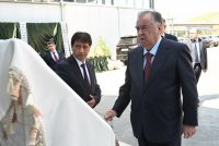 Пешвои миллат Эмомалӣ Раҳмон дар шаҳри Норак корхонаи саноатии истеҳсоли обҳои нӯшокии «Глобал Инвест»-ро ифтитоҳ намуданд