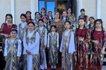 «ТОҶИКОНА МЕПӮШЕМ!». Занону духтарони шаҳри Турсунзода тарғибгари либоси миллӣ мебошанд