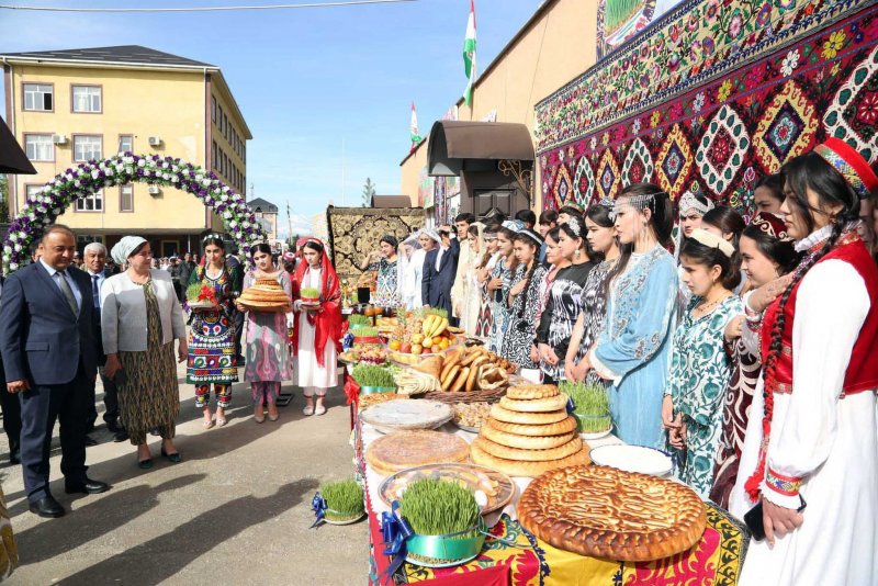 Ҷашни Наврӯзи байналмилалиро дар коллеҷҳои омӯзгорӣ ва тиббии шаҳри Турсунзода бошукуҳ таҷлил намуданд