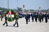 Президенти Ҷумҳурии Тоҷикистон Эмомалӣ Раҳмон дар назди Маҷмааи муҷассамаи  «Қаҳрамонҳои миллӣ»-и Чин дар Пекин гулчанбар гузоштанд