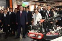 Президенти Ҷумҳурии Тоҷикистон Эмомалӣ Раҳмон дар шаҳри Чонгчини Чин аз корхонаи саноатии «Зонгшен»  боздид намуданд