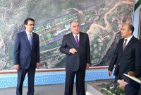 Пешвои миллат Эмомалӣ Раҳмон ва Раиси шаҳри Душанбе Рустами Эмомалӣ дар ноҳияи Варзоб ба корҳои сохтмон дар Корхонаи истеҳсоли семент оғоз бахшиданд