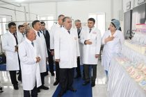 Сарвари давлат Эмомалӣ Раҳмон дар ноҳияи Ховалинг ба фаъолияти коргоҳи истеҳсоли маҳсулоти ширии Асри ваҳдат оғоз бахшиданд