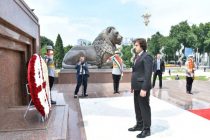 Сарвазири Гурҷистон Ираклий Кобахидзе дар пояи муҷассамаи асосгузори давлати тоҷикон Исмоили Сомонӣ гулчанбар гузошт