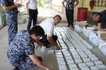 Кормандони гумрук аз гардиши ғайриқонунӣ  4 қуттӣ маҳсулоти тамокуӣ дарёфт ва мусодира намуданд