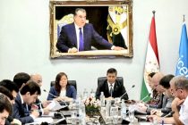 Дар шаҳри Душанбе масъалаи воридсозии зеҳни сунъӣ ба таҳсилоти умумӣ баррасӣ шуд