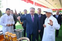 Сарвари давлат Эмомалӣ Раҳмон аз намоиши маҳсулоти кишоварзӣ ва дастовардҳои соҳаи аграрии ноҳияи Бобоҷон Ғафуров дидан намуданд