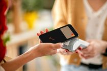 Alif Бонк дар ҳамкорӣ бо Mastercard хизматрасонии Apple Pay-ро барои муштариёни худ дар Тоҷикистон роҳандози намуд