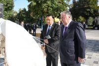 Пешвои миллат Эмомалӣ Раҳмон дар шаҳри Ҳисор Гулгашти навбунёди Дуои модарро мавриди истифода қарор доданд